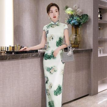 Vestido Clásico Qipao con Detalle Floral