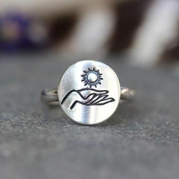 Anillo de pareja en plata con formas de luna y sol, tallado a mano