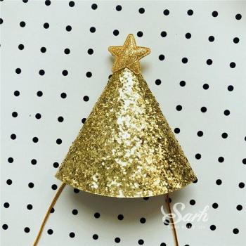 Sombreros de cumpleaños dorados con detalles de colores