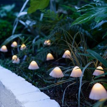 Warmweiße Pilzlichter für Rasen und Terrassenlandschaft