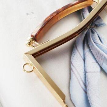 Manija de Metal para Cierre de Beso en Bronce