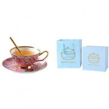 Ensemble de tasses à café avec soucoupes et cuillère