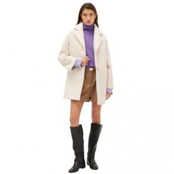 Abrigo de mujer de paño con botonadura simple y cuello de solapa