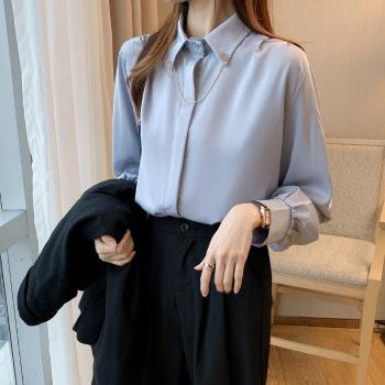 Camisa Blanca Estilo Clásico con Cuello Cadena