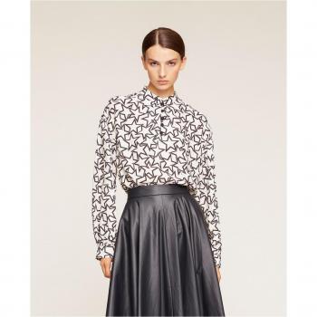 Blusa con cuello coreano y estampado de estrellas