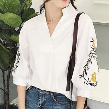 Top de mujer con bordado floral