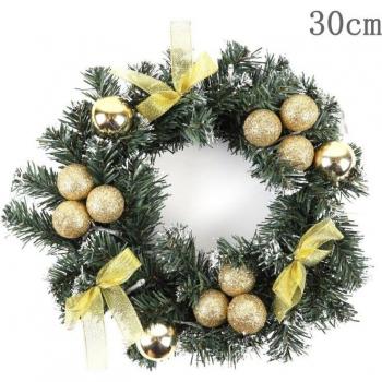 Weihnachtskranz mit Blumen und Tannenzapfen