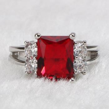 Anillo Femenino de Plata 925 con Diseño Geométrico y Piedras Preciosas