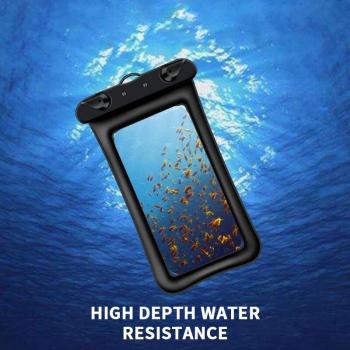 Große versiegelte Tasche für Telefon im Wasser