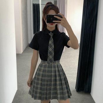 Conjunto escolar japonés con falda y camisa