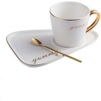 Set de vasos de té, platillos y cucharas doradas
