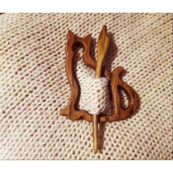 Broche artisanale en bois motif animal