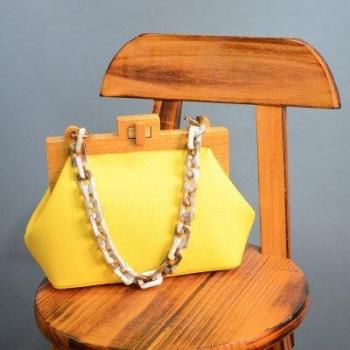 Bolso de noche con clip de madera y cadena acrílica