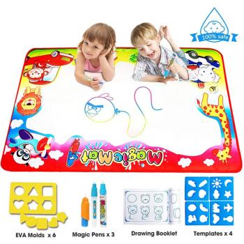 Tappeto Disegno Fisheyedoo con 4 Coloridi Doodle Mat Aquadoodle Tappeto (86*57cm) con 3 Pennarelli Magici, Stencil e Libro Acquatico Disegno
