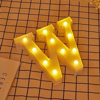 W-Buchstabe mit warmem Licht