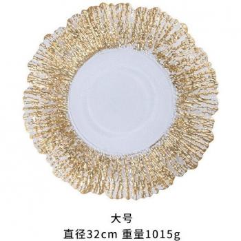 Plato de cena dorado con motivos de coral