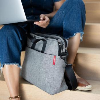 Maletín con diseño moderno y funcional de la marca REISENTHEL, modelo workbag en color negro