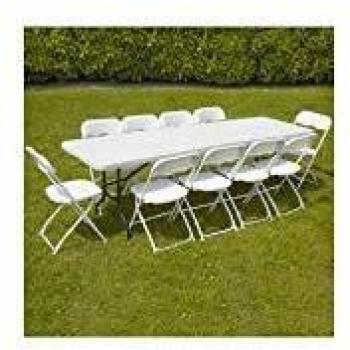 Aria Leggera: Tavolo con 10 Sedie Pieghevoli