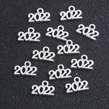 Set de 40 Colgantes de Letras, 10x14mm, Color Dorado, Hechos a Mano