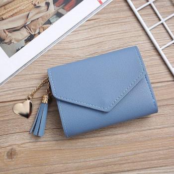 Portefeuille féminin stylé avec accessoire pompon