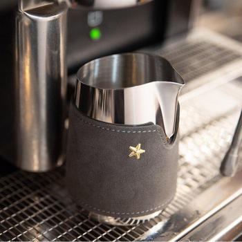 Ensemble de cafetière avec accessoires en cuir