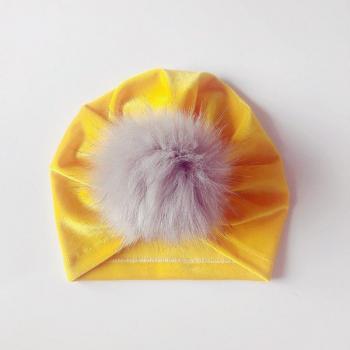Novedad: Gorro Cálido con Bola de Pelo