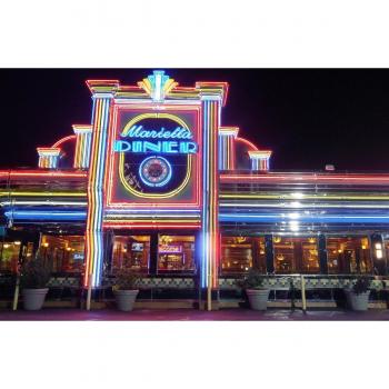 Papermoon Fototapete »Elvis Presley im Retro Diner Ambiente«