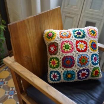Coussin Artisanale Femme Crochet Fleurs de Marguerite