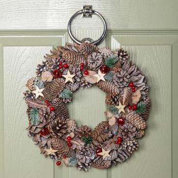 Brown Wooden Star Frosted Wreath, 36cm, Red Bells – Samuel Alexander