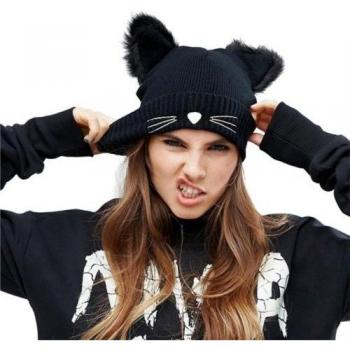 Bonnet en laine avec oreilles de chat et crochet tressé