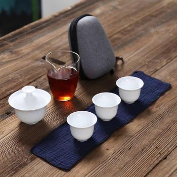 Gaiwan en céramique blanche avec service à thé