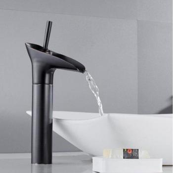 Lavabo de estilo europeo con grifo de agua fría