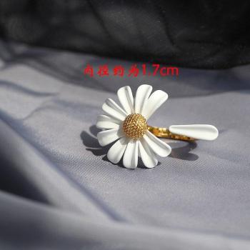 Aretes de flores asimétricos para mujer