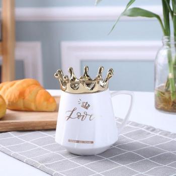 Taza de Agua y Leche con Diseño de Corona y Soporte para Móvil
