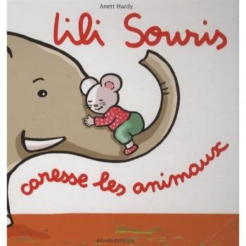 Lili souris caresse les animaux