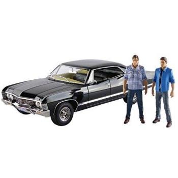 Chevrolet Impala Sport Sedan 1967 con figuras de Sam y Dean de la serie Supernatural