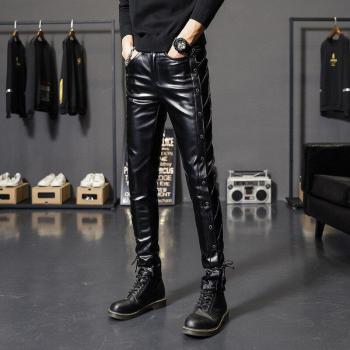 Pantalones “Night Rider” con diseño juvenil y cuero PU
