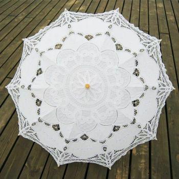 Exquisiter handgemachter Regenschirm aus Holz, weiß im Lacey-Stil mit langem Griff