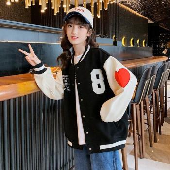 Freundliche Outwear für junge Mädchen
