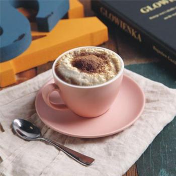 Schlichte Porzellan-Tasse im skandinavischen Stil