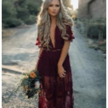 Drapé romantique : robe femme, dentelle légère, manches 5 cm, fente profonde