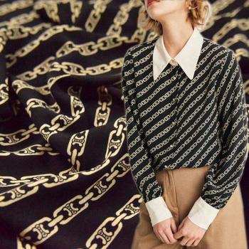 Tela de gasa beige con base negra