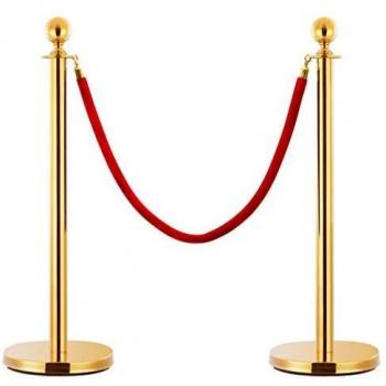 Barreras de seguridad con cuerda de terciopelo rojo y dorado