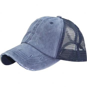 Gorra de béisbol con diseño rasgado y malla