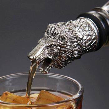 Cocktail Weinausgießer mit Hirsch