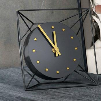 Horloge de bureau en fer vintage