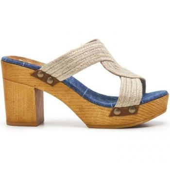 Sandalias de mujer beige con detalle de tachuelas y tacón imitación madera