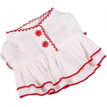 Chien élégant : robe printanière blanche, bord rouge – style princess