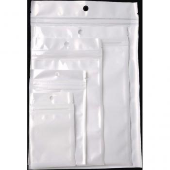 Emballages plastiques avec trou de fixation