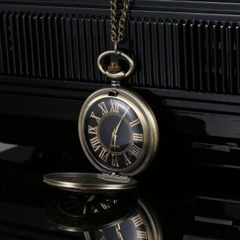 Reloj de bolsillo bronce con cadena y números romanos